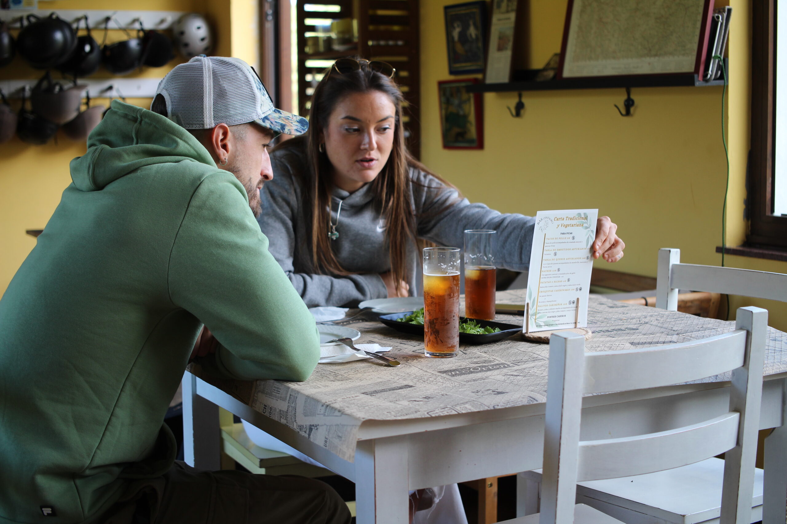 Imagen Pareja en una mesa mirando la carta del menu en el Bar Centauro