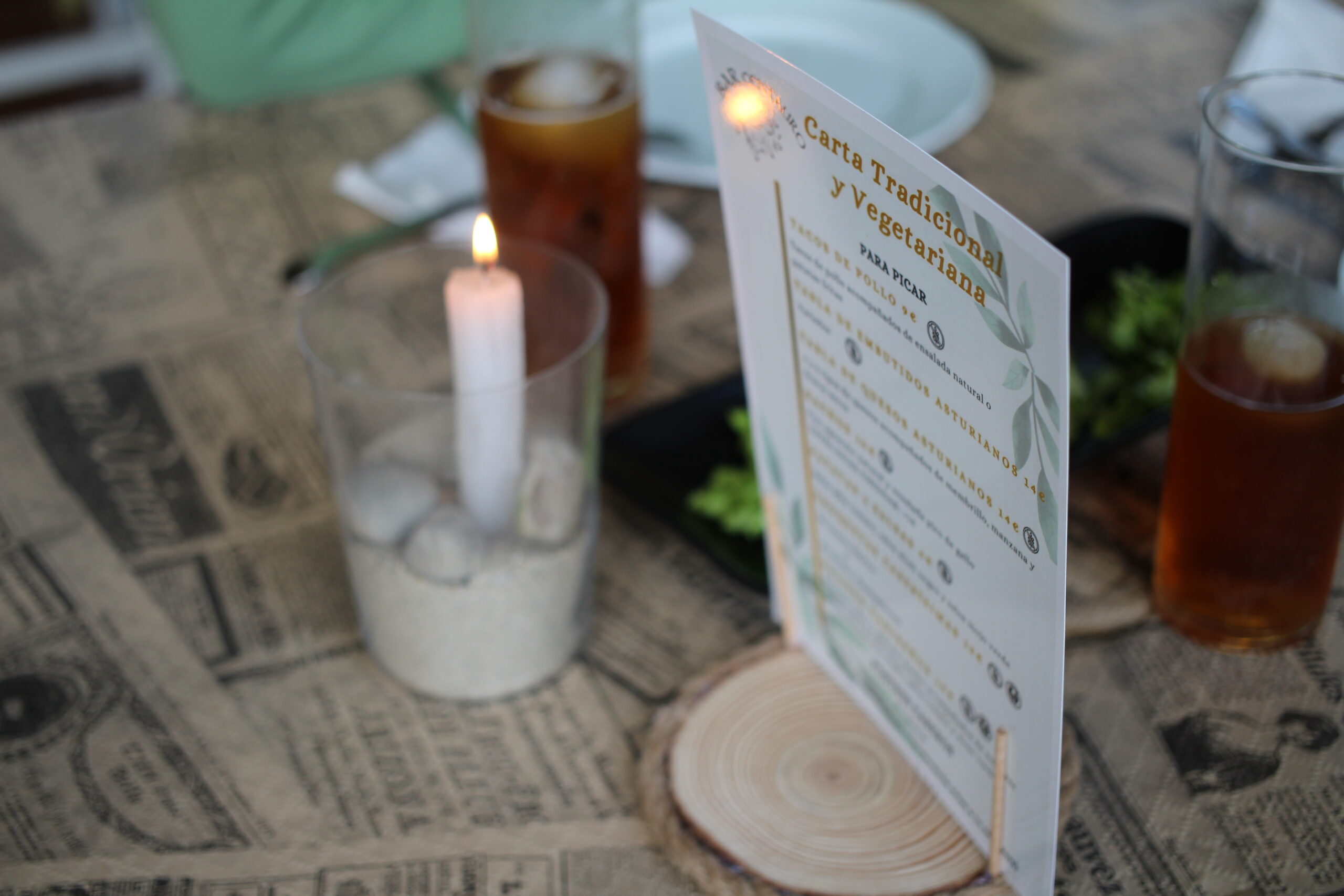 Imagen carta en una mesa con una vela en el Bar Centauro